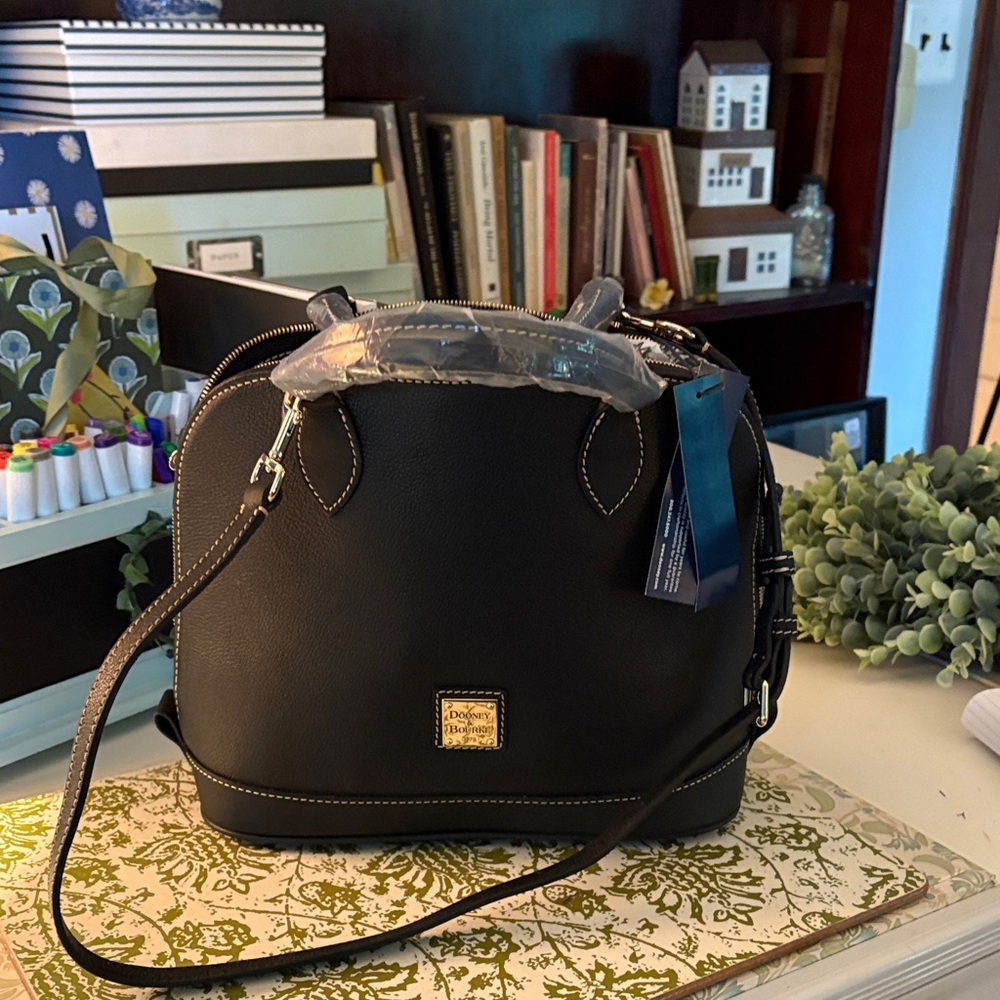 Dooney & Bourke Elegant Black Crossbody Bag